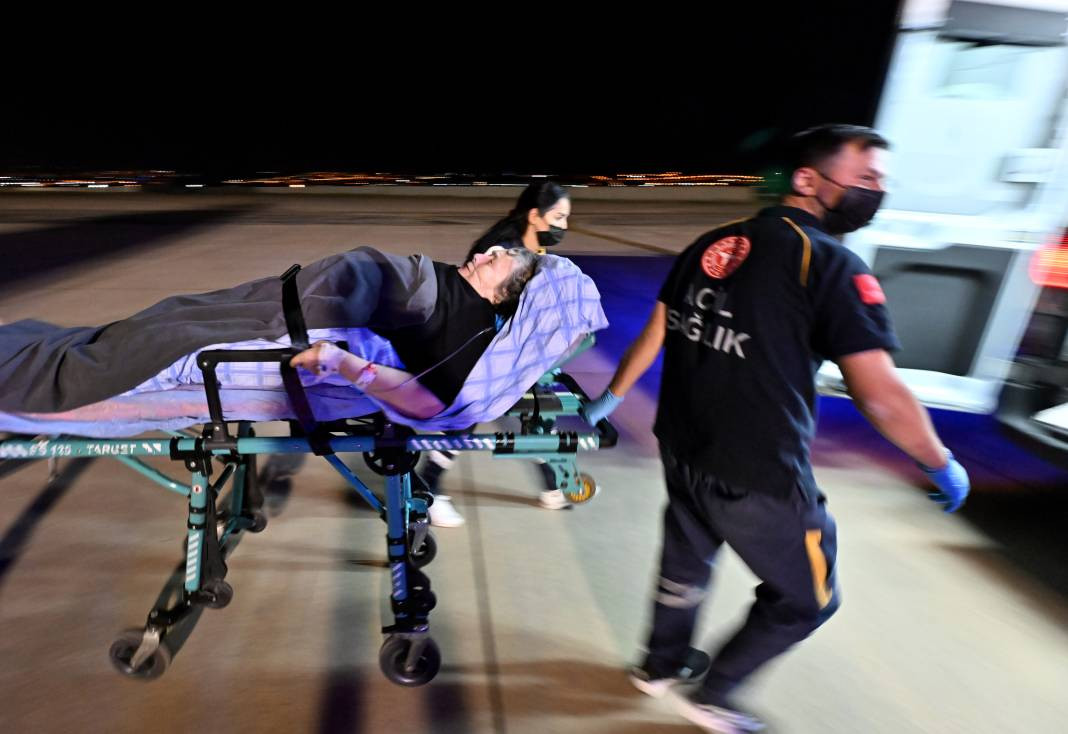 Hacda sağlık sorunları yaşayan 13 kişi Türkiye'ye getirildi - Resim: 1